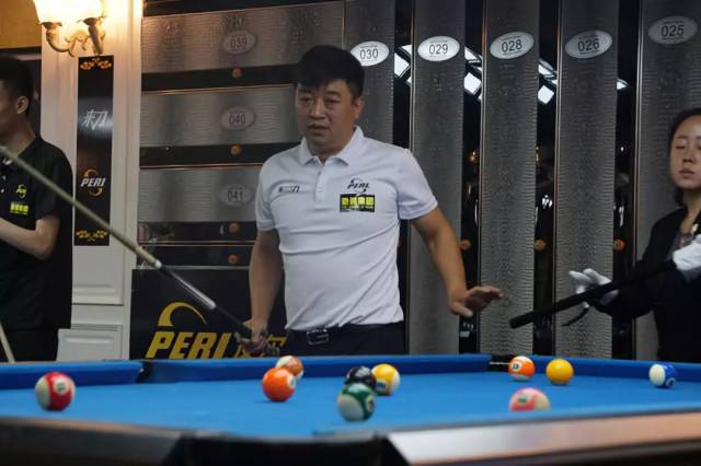 两人之间的 两人之间的